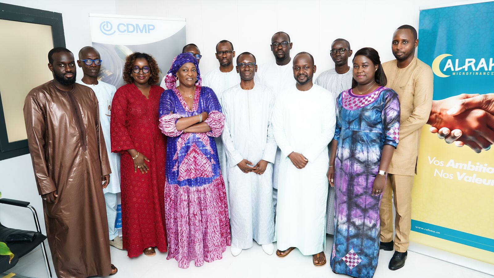 Les équipes de la CDMP et d'Al Rahma Microfinance Islamique lors de la signature de leur convention
